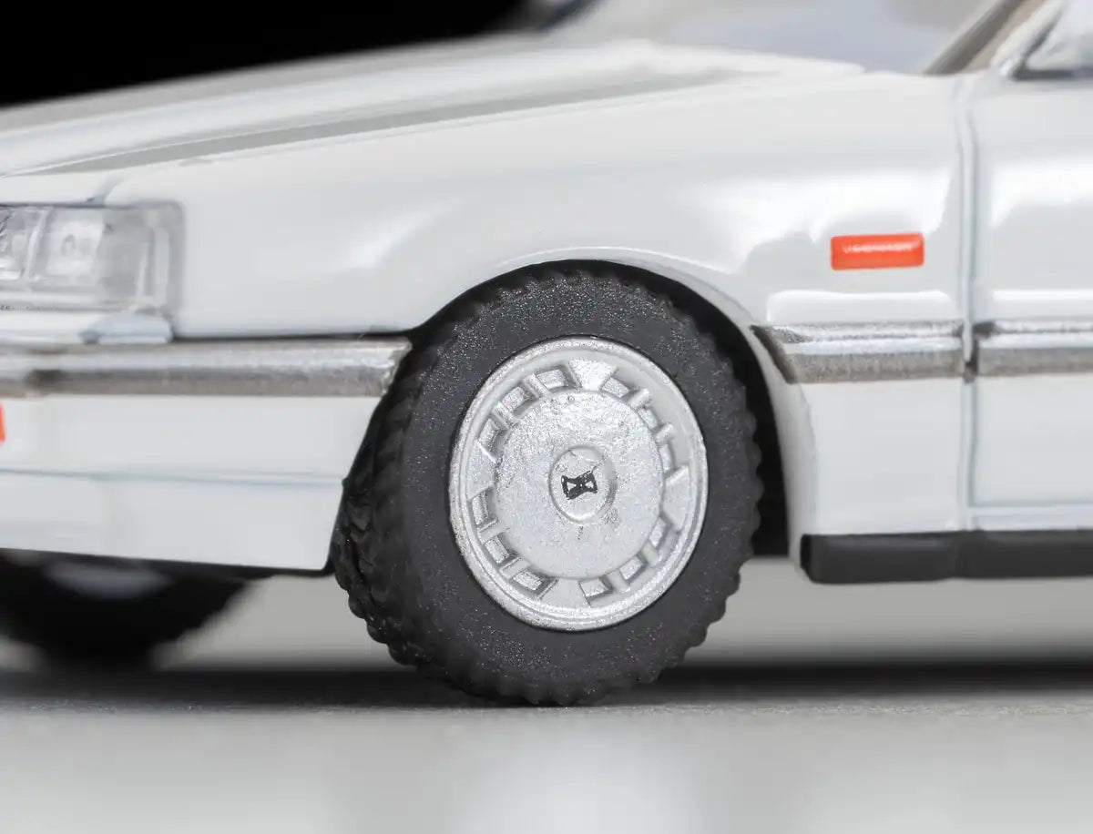 Tomytec Nissan Skyline 4-Door 1800 Passage White 1985 Model 336068