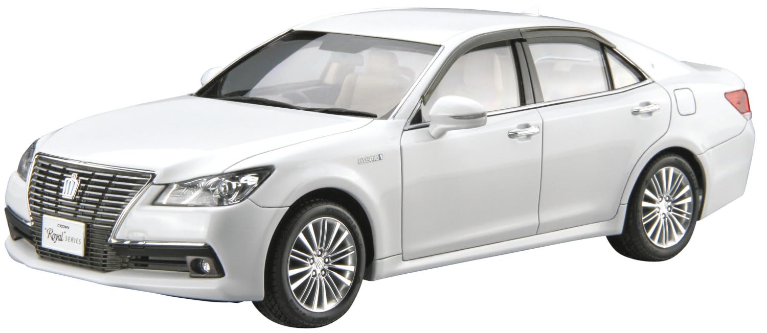 Aoshima 1/24 Toyota Crown Royal Saloon G 2015 Model