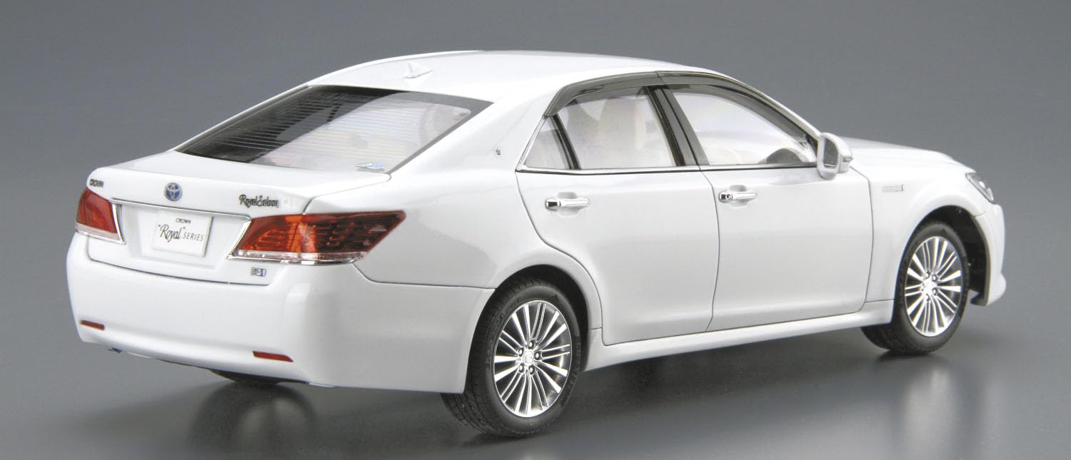 Aoshima 1/24 Toyota Crown Royal Saloon G 2015 Model