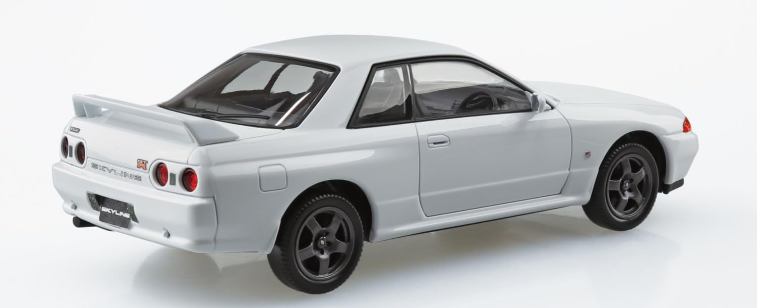 Aoshima 1/32 Nissan R32 Skyline GT-R Crystal White Model Kit