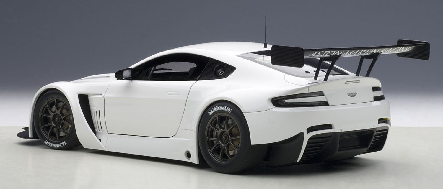 Modèle réduit de voiture blanche Aston Martin V12 Vantage GT3 2013 de Autoart à l'échelle 1/18