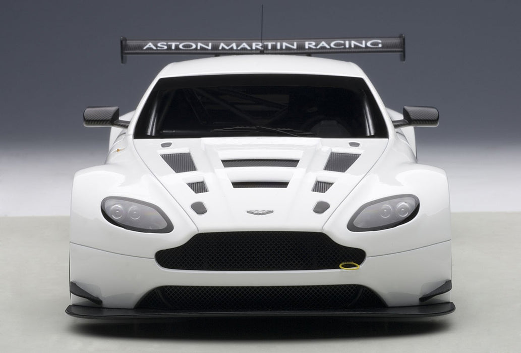 Modèle réduit de voiture blanche Aston Martin V12 Vantage GT3 2013 de Autoart à l'échelle 1/18