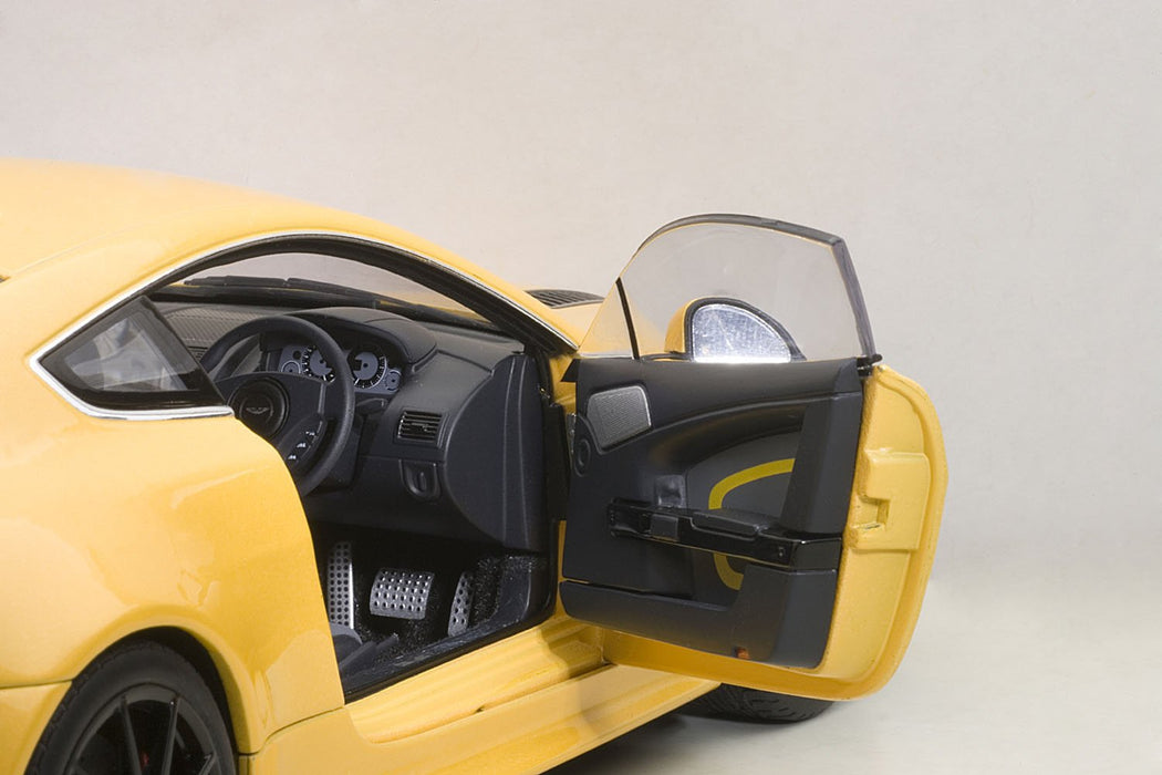 Autoart 1/18 Aston Martin V12 Vantage S 2015 Modèle moulé sous pression Jaune