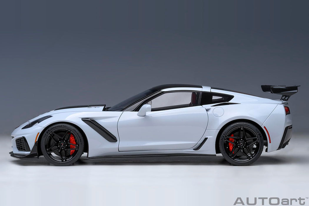 Modèle réduit de voiture Chevrolet Corvette C7 ZR1 Gris métallisé 1/18 Autoart