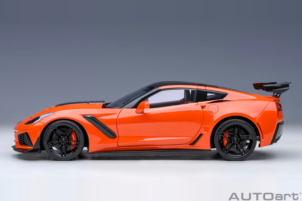 Modèle réduit de voiture Chevrolet Corvette C7 ZR1 Orange à l'échelle 1/18 d'Autoart