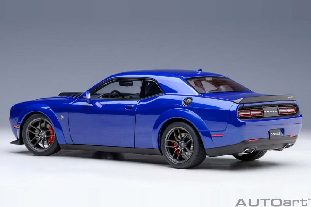 Modèle Dodge Challenger R/T Scat Pack Widebody 2022 Indigo Blue à l'échelle 1/18 de Autoart