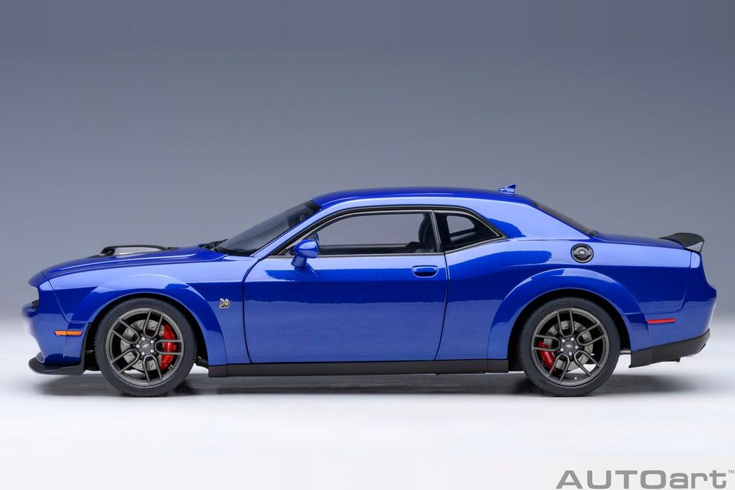 Modèle Dodge Challenger R/T Scat Pack Widebody 2022 Indigo Blue à l'échelle 1/18 de Autoart