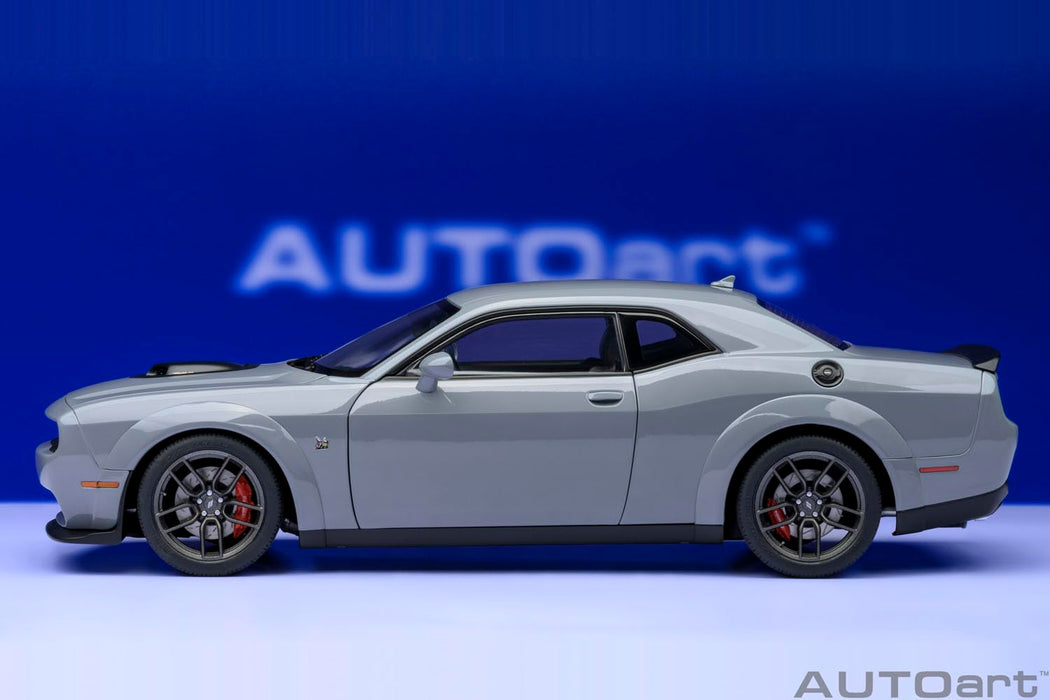 Autoart 1/18 Dodge Challenger R/T Scat Pack Widebody 2022 Grau Modellauto