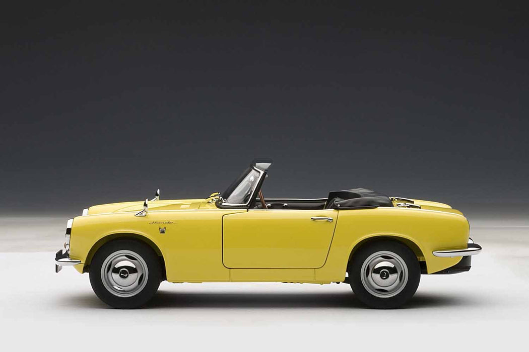 Modèle réduit de voiture moulée sous pression jaune Honda S800 à l'échelle 1/18 d'Autoart