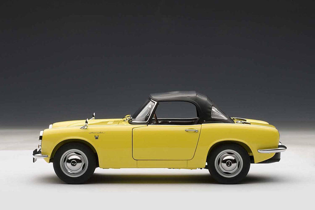 Modèle réduit de voiture moulée sous pression jaune Honda S800 à l'échelle 1/18 d'Autoart