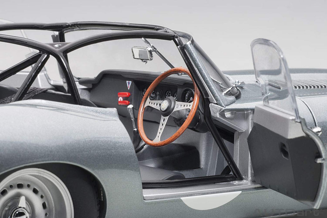 Modèle réduit de voiture moulé sous pression Jaguar E-Type léger argenté à l'échelle 1/18 d'Autoart