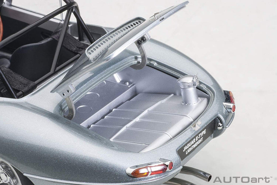 Modèle réduit de voiture moulé sous pression Jaguar E-Type léger argenté à l'échelle 1/18 d'Autoart