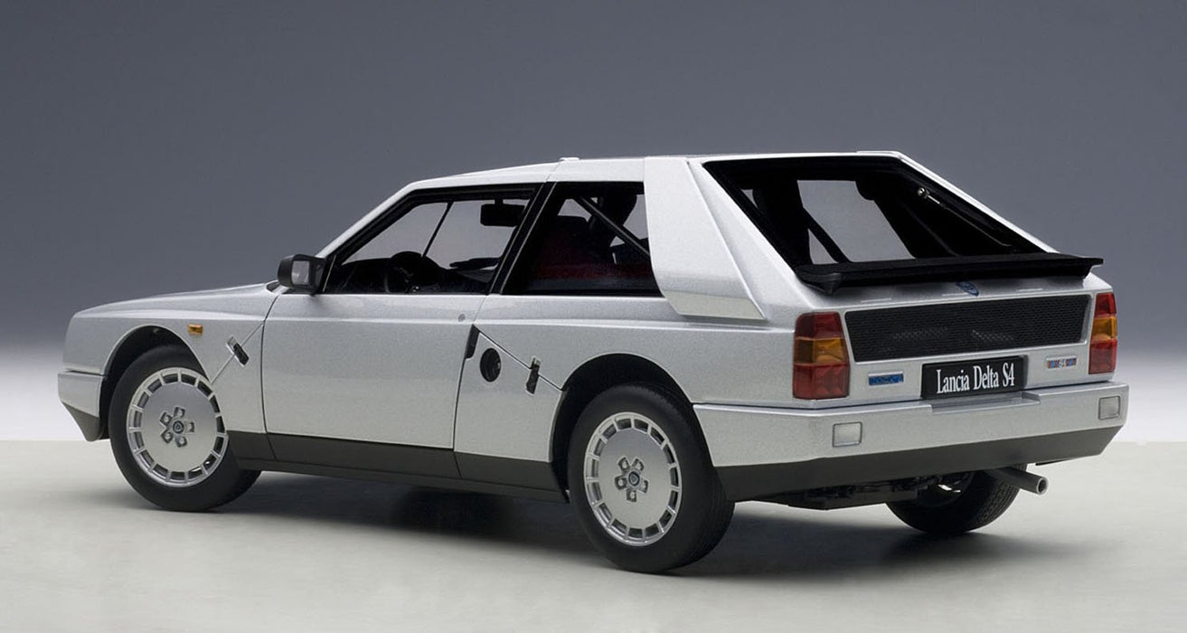 Modèle réduit de voiture moulée sous pression Lancia Delta S4 Stradale grise à l'échelle 1/18 de Autoart