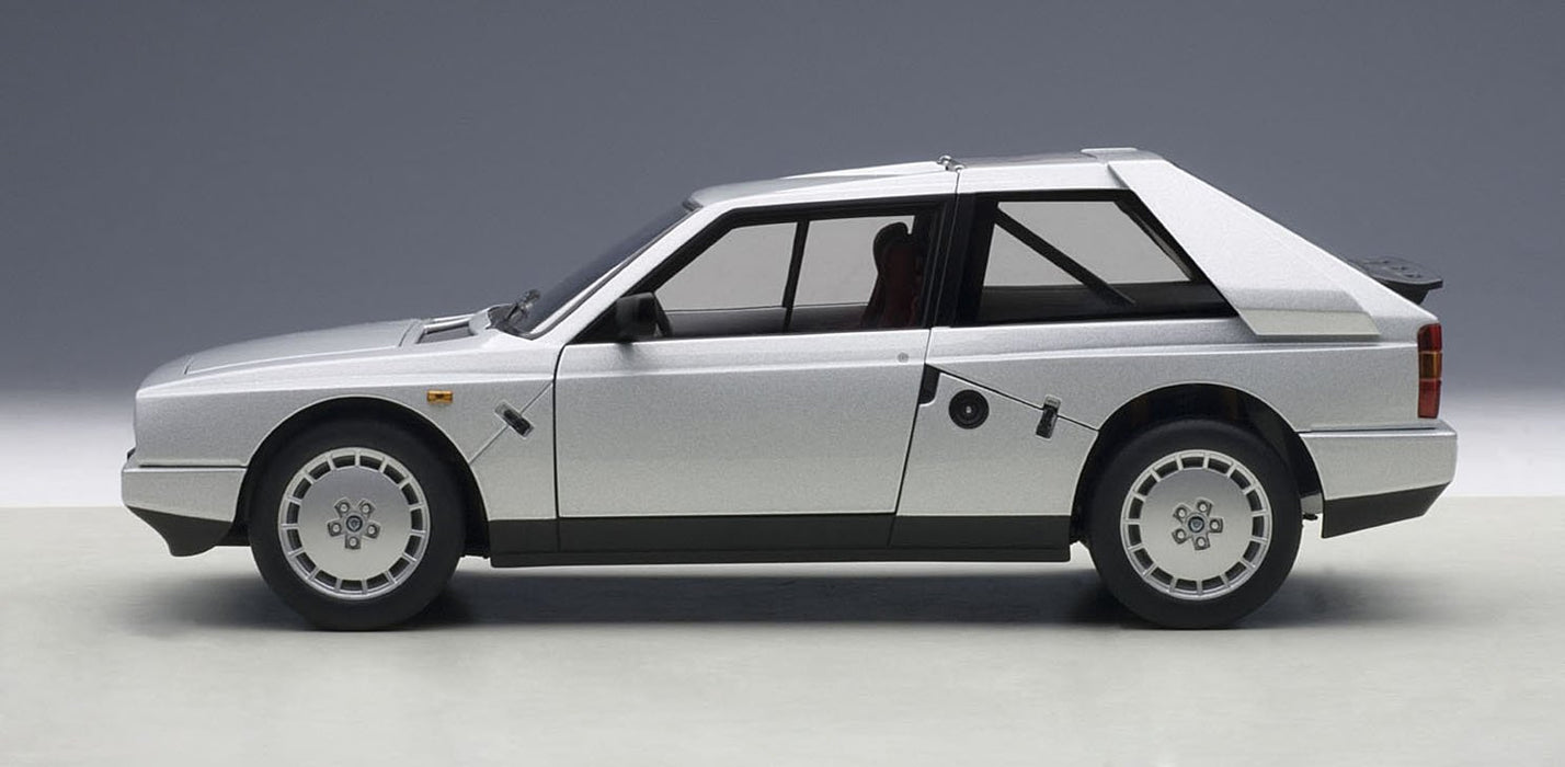 Modèle réduit de voiture moulée sous pression Lancia Delta S4 Stradale grise à l'échelle 1/18 de Autoart