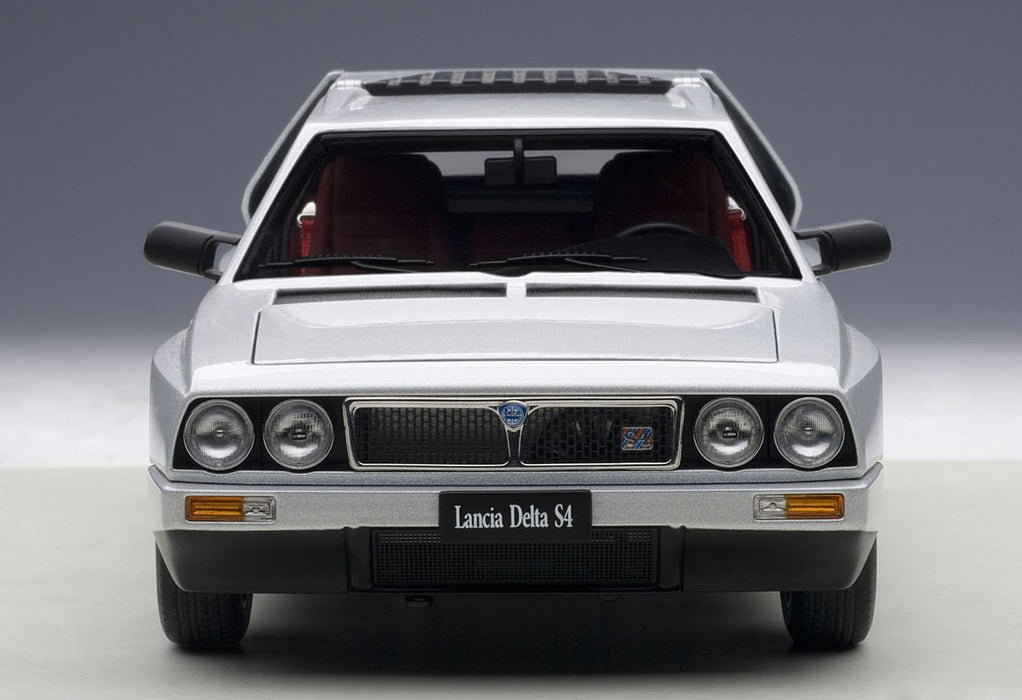 Modèle réduit de voiture moulée sous pression Lancia Delta S4 Stradale grise à l'échelle 1/18 de Autoart