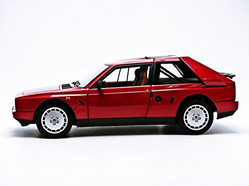 Modèle réduit de voiture rouge Autoart 1/18 Lancia Delta S4 Stradale