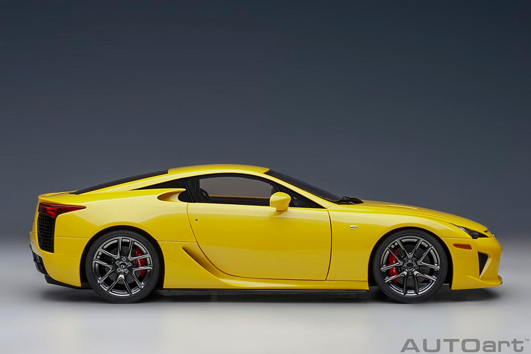 Modèle réduit de voiture de collection Lexus LFA Pearl Yellow à l'échelle 1/18 d'Autoart