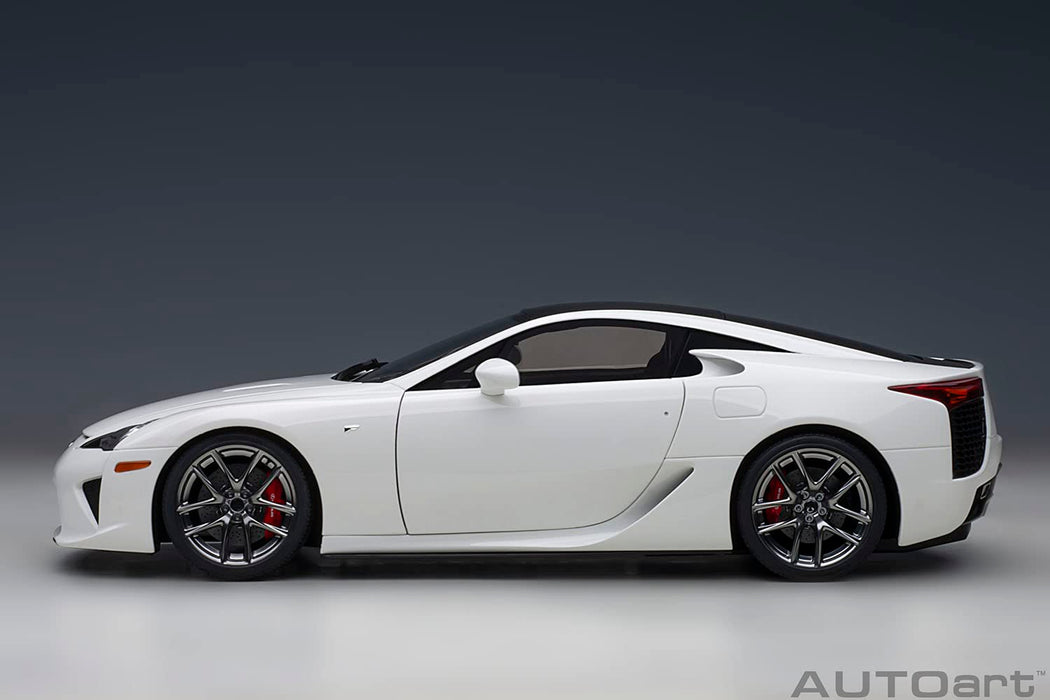 Modèle fini carbone noir et blanc Lexus LFA à l'échelle 1/18 de Autoart