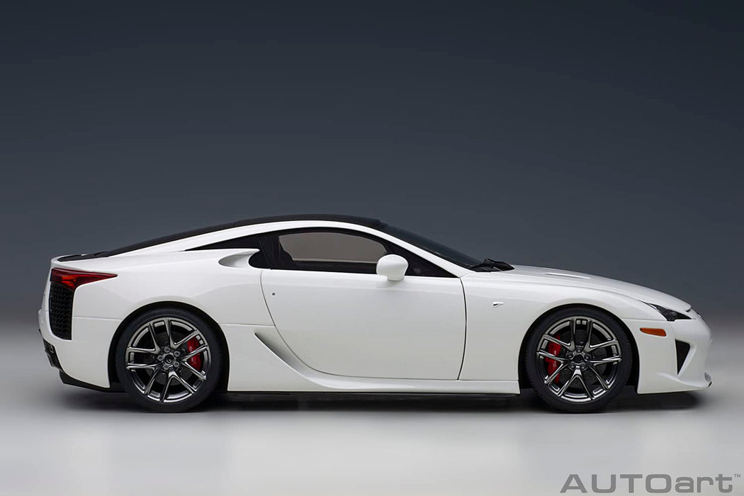 Modèle fini carbone noir et blanc Lexus LFA à l'échelle 1/18 de Autoart