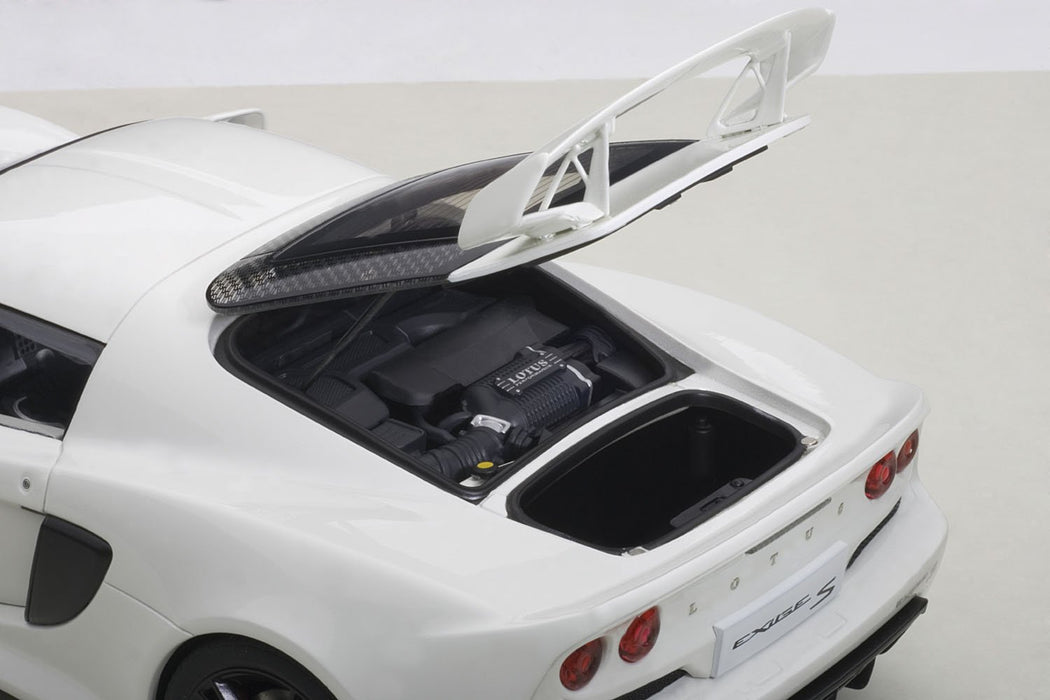 Modèle réduit de voiture moulé sous pression Lotus Exige S à l'échelle 1/18 d'Autoart en blanc