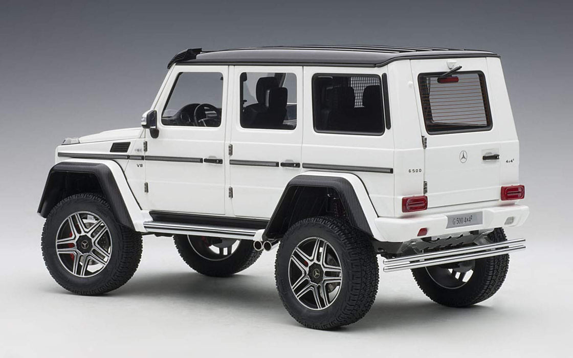 Modèle réduit de voiture blanche carrée Mercedes-Benz G500 4X4 à l'échelle 1/18 d'Autoart