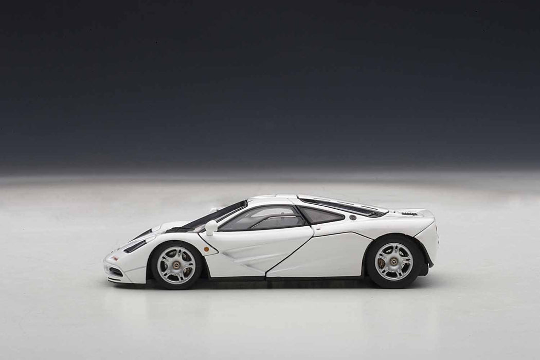 Modèle réduit de voiture McLaren F1 blanche à l'échelle 1/43 de Autoart