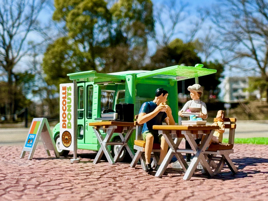 Coffret Donut Shop à l'échelle 1/64 de Tomytec avec voiture moulée sous pression et figurines