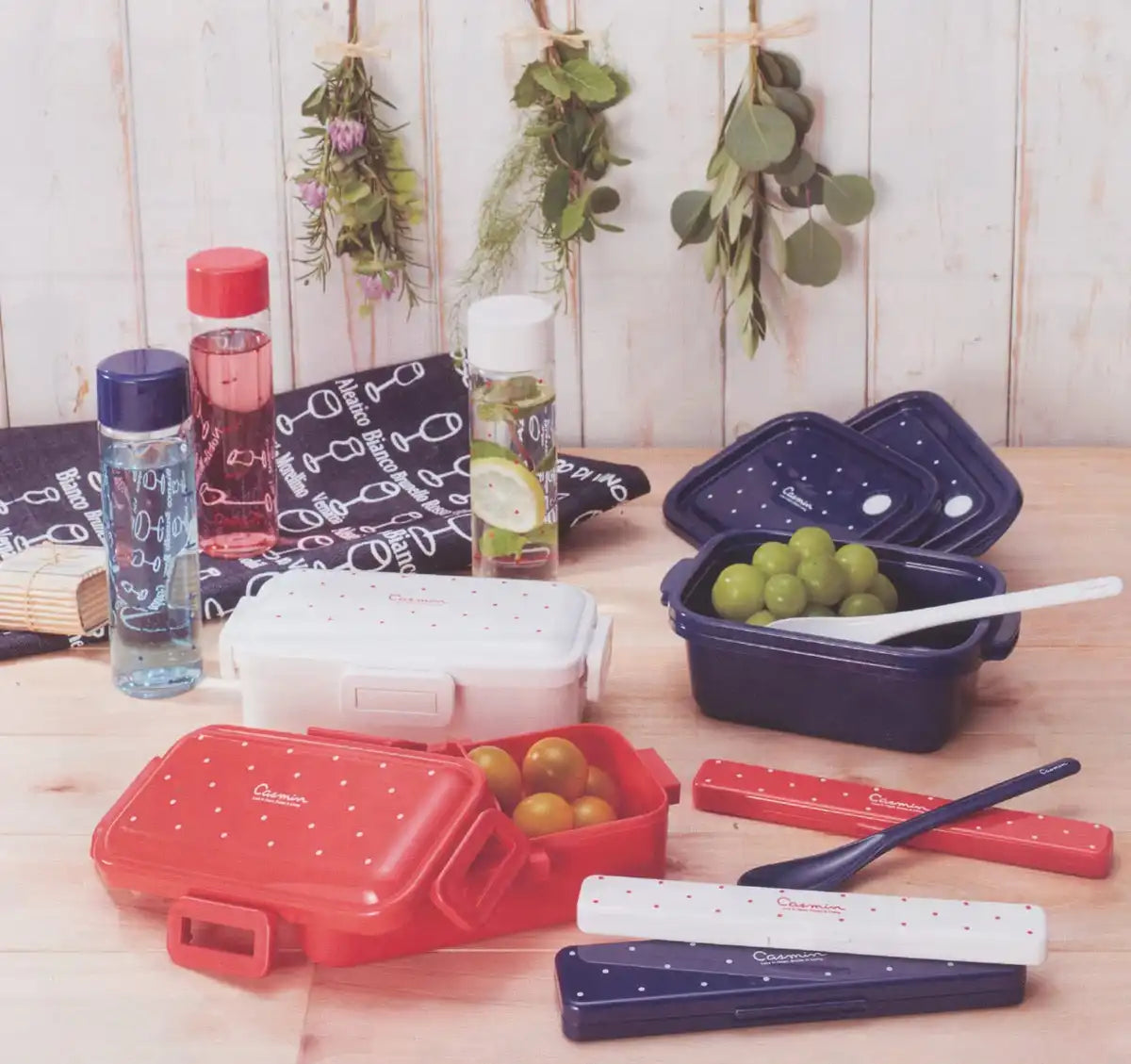 Skater Casmin Red Lunch Box 550ml - Antibacterial 4-Point Lock Gasket for Women- Japan Figure Store - #1 Bring To You The Best Japanese Goods