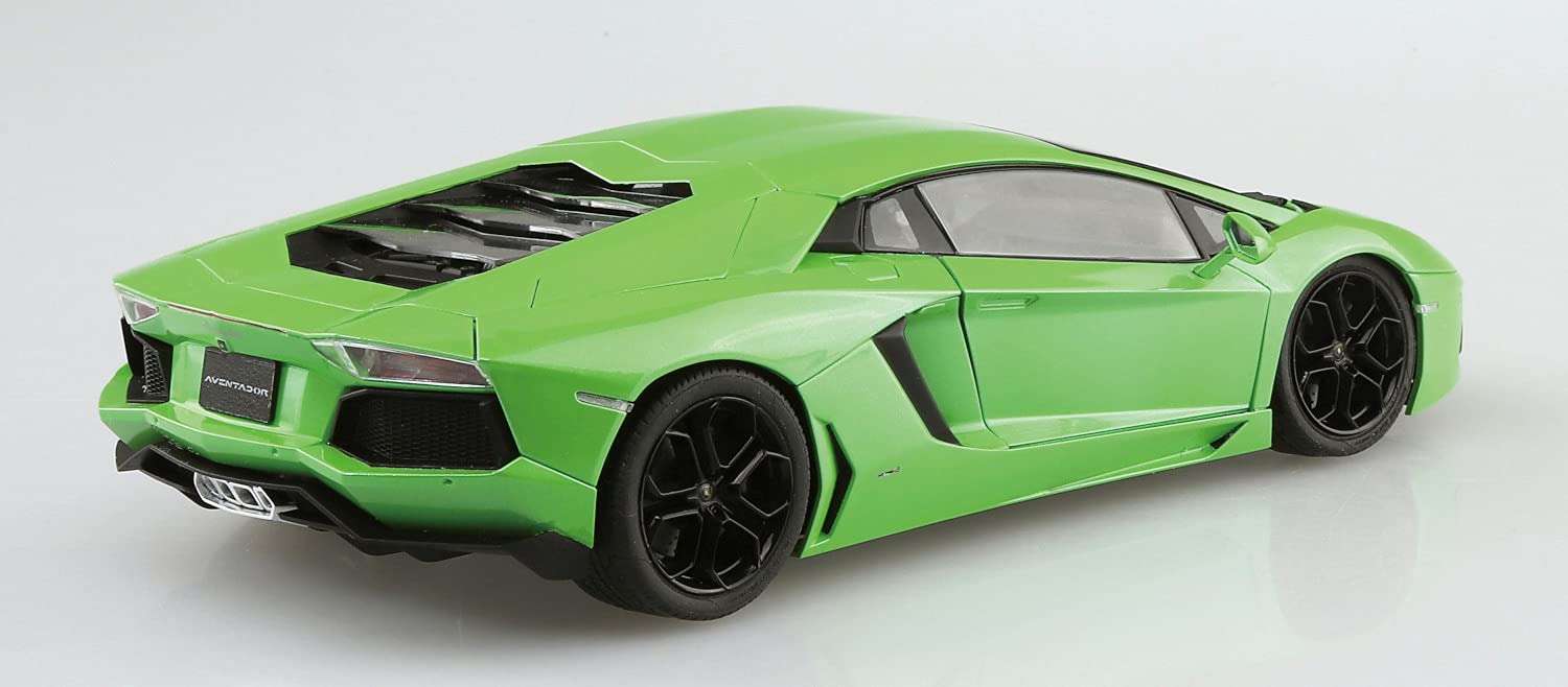 AOSHIMA Pre-Painted 1/24 Lamborghini Aventador '11 Lime Green Plastic Model