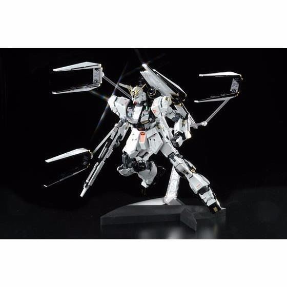 Bandai Mg 1/100 Rx-93 Nu Gundam Ver Ka Plastikmodellbausatz mit Titan-Finish, Japan