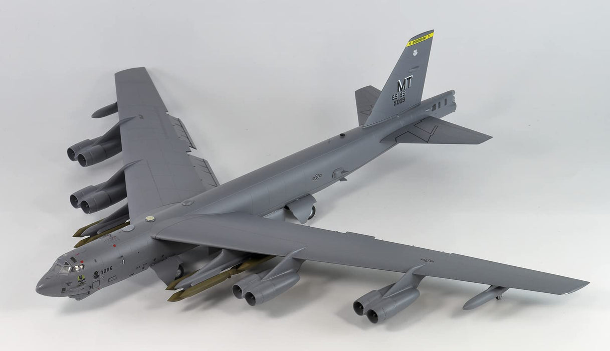 GREAT WALL HOBBY 1/144 US Air Force B-52H Tactical Bomber Special Markings Kunststoffmodell