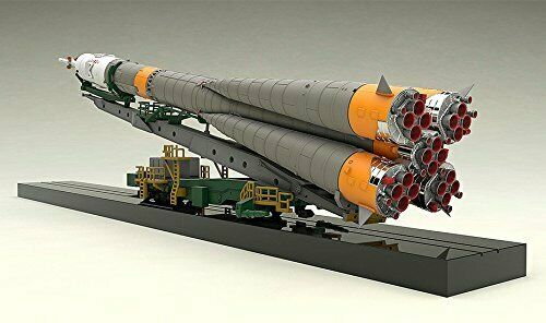 Plastic Model Soyuz Rocket, Transport Train 1/150 Scale