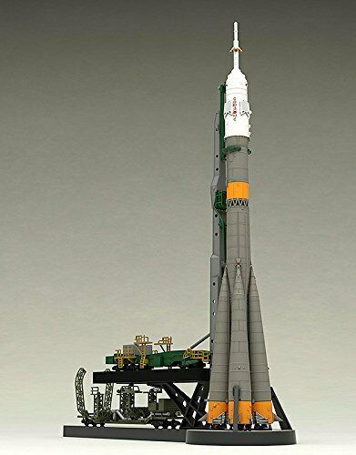 Plastic Model Soyuz Rocket, Transport Train 1/150 Scale