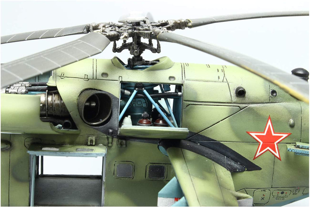 PLATZ Ae-16 Mi-24V/Vp Hind E Plastikmodellbausatz im Maßstab 1:72