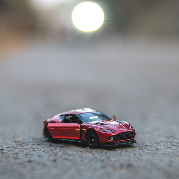 TAKARA TOMY Tomica 10 Aston Martin Vanquish Zagato 798378