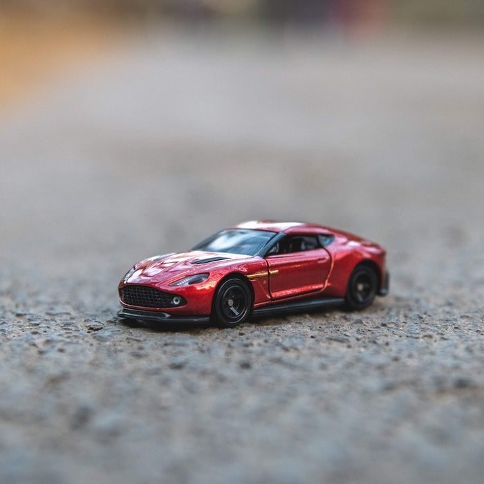 TAKARA TOMY Tomica 10 Aston Martin Vanquish Zagato 798378